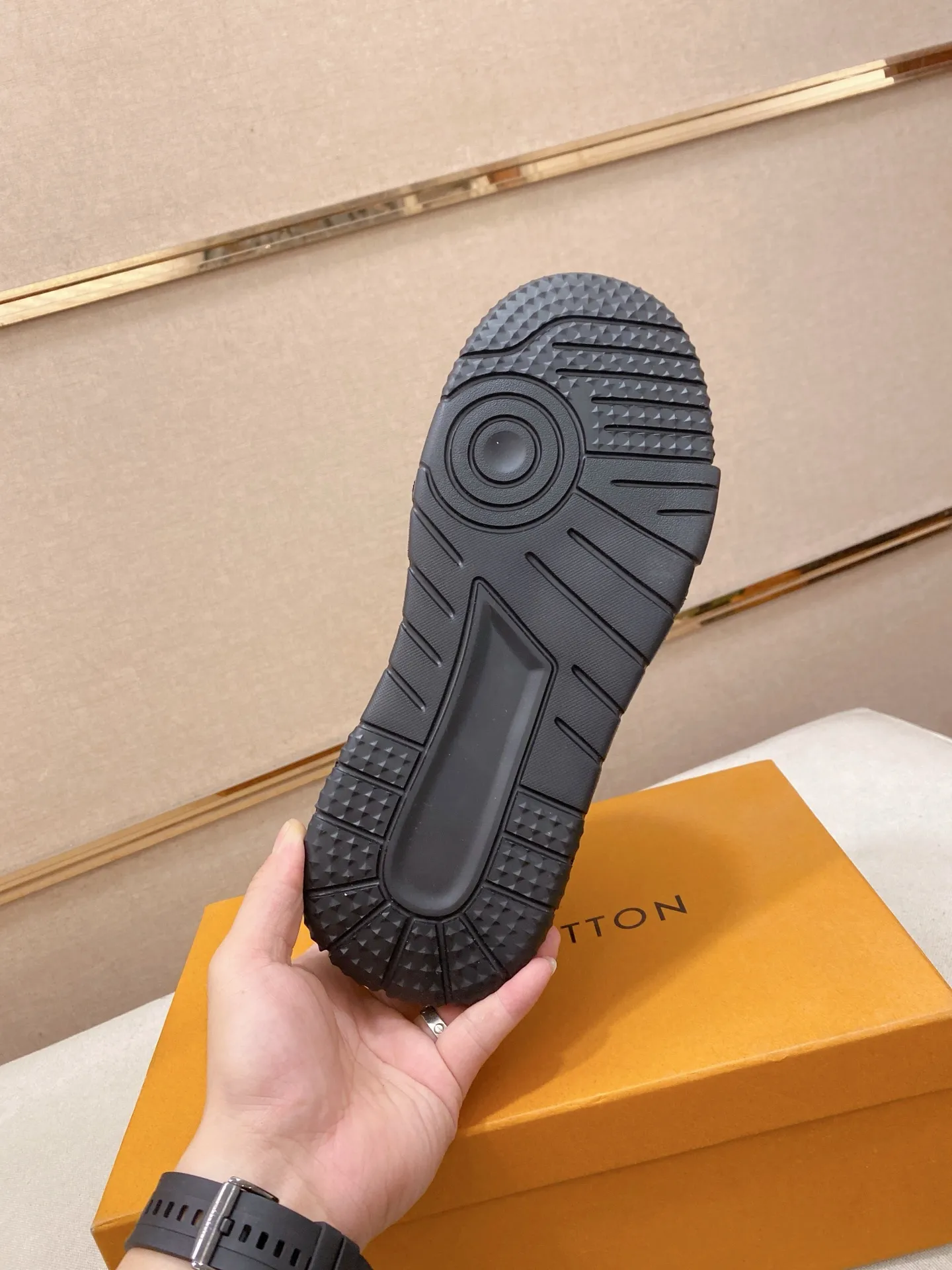Factory price: 442💰 (GUCCI) The latest model from the official website🎁🎁Casual and fashionable men's shoes👟, hot style💥The style is simple and elegant, exclusive for trendy men. Unique official website's latest brand elements👑original Gucci decoration, fashionable and generous, the fabric is original cowhide ✅sheepskin lining, the official website specifies wear-resistant casual outsole, the classic model is taken in kind at the counter🎬38-44 (can be customized for 45 non-refundable)